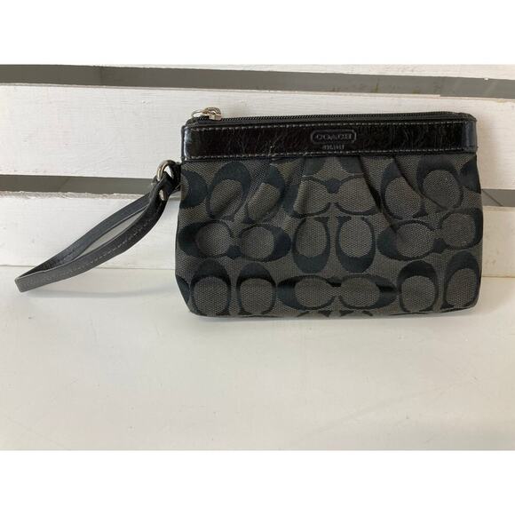 COACH SMALL BLACK GRAY SIGNATURE PRINT LEATHER TRIM WRISLTET - Picture 1 of 12